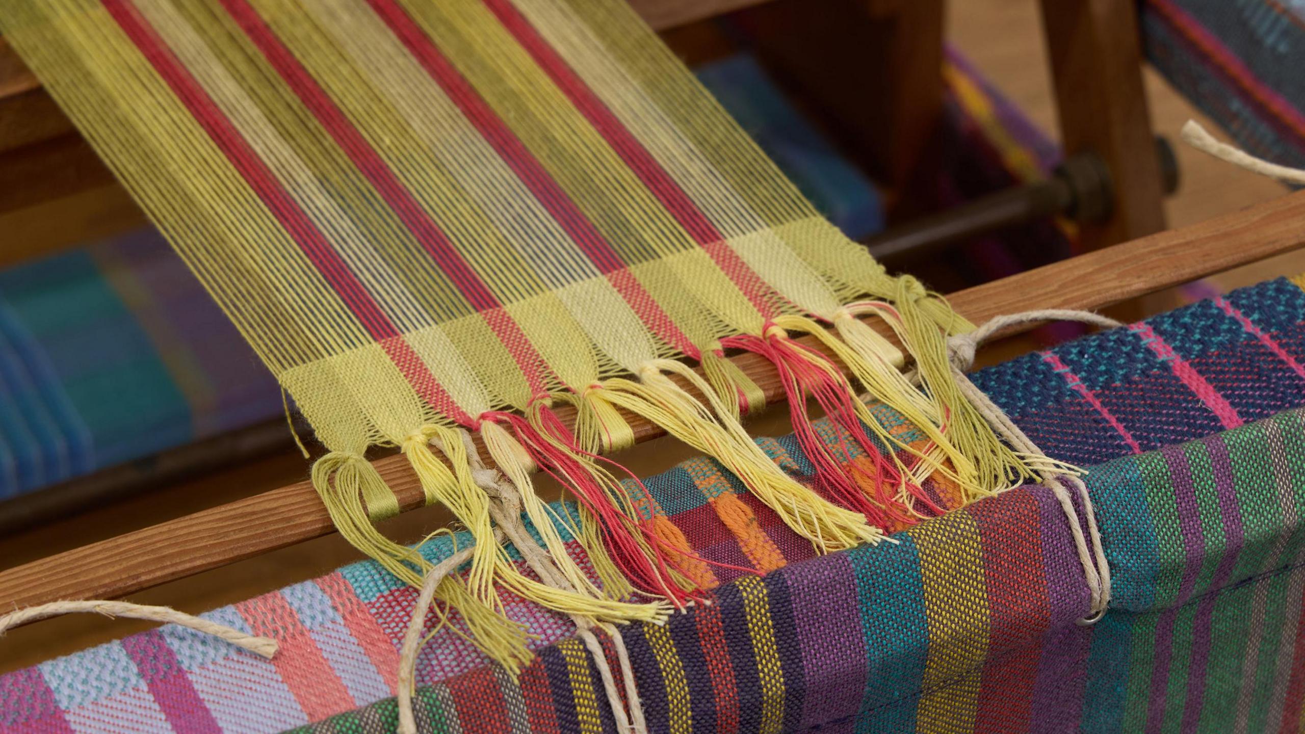 Multi-coloured yarn on a loom