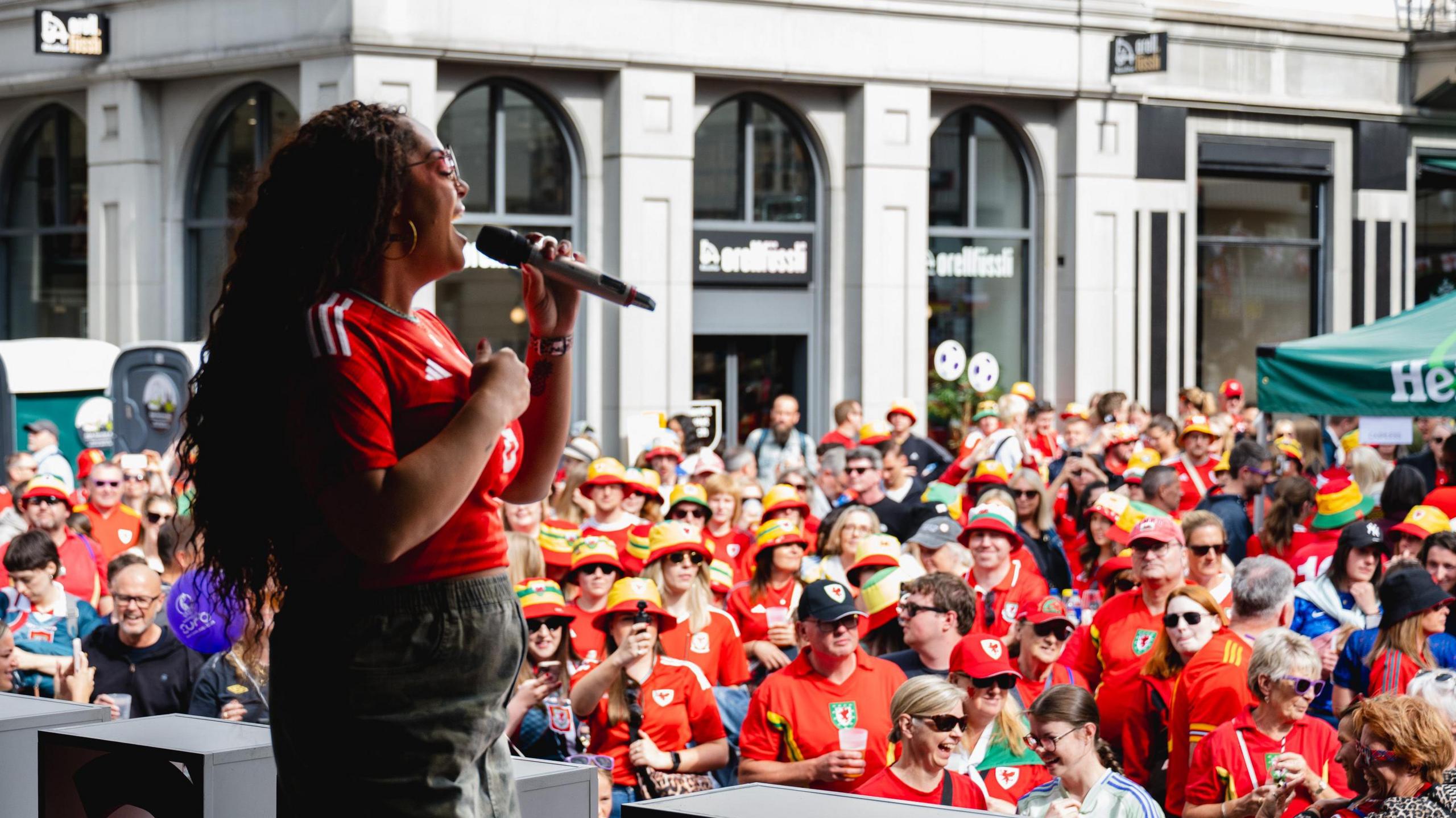 Aleighcia yn perfformio o flaen cefnogwyr pêl-droed Cymru