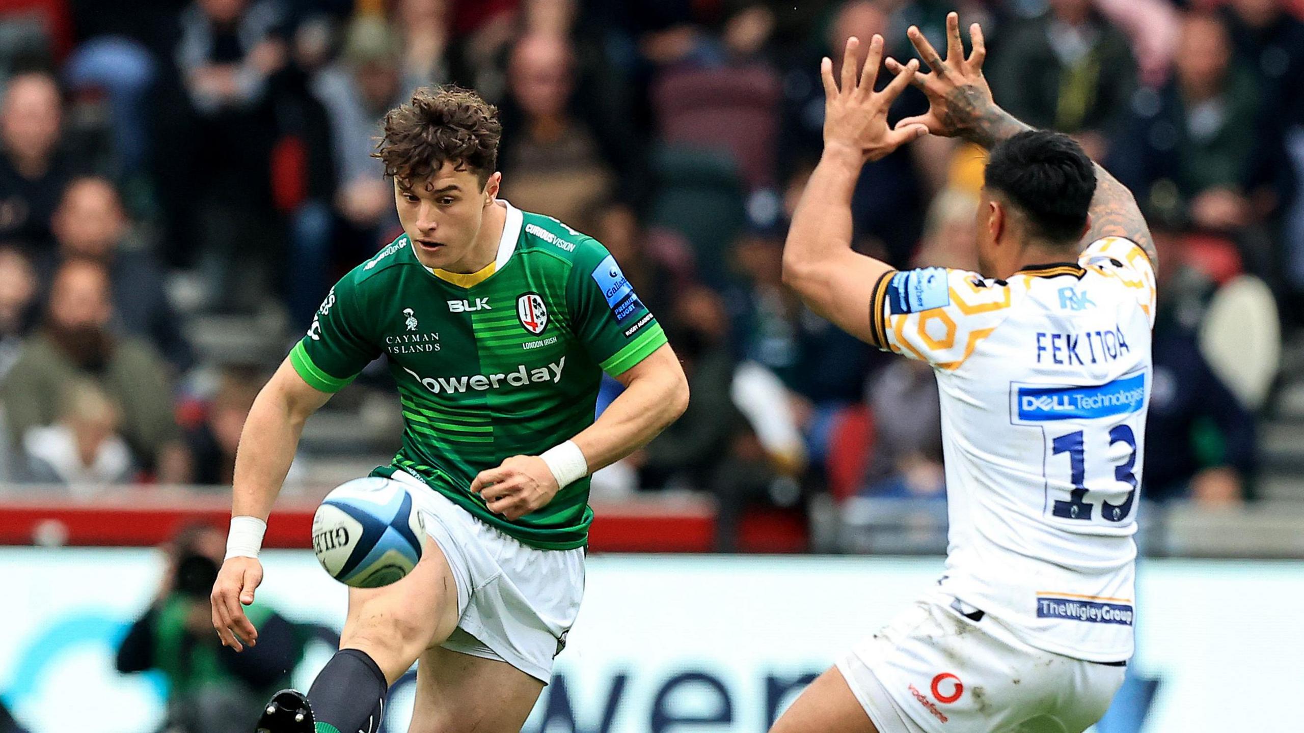 Henry Arundell kicks the ball for London Irish