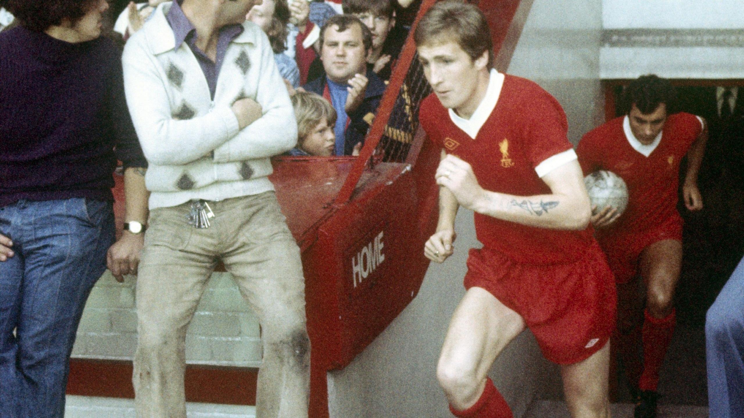 Joey Jones yn chwarae i Lerpwl