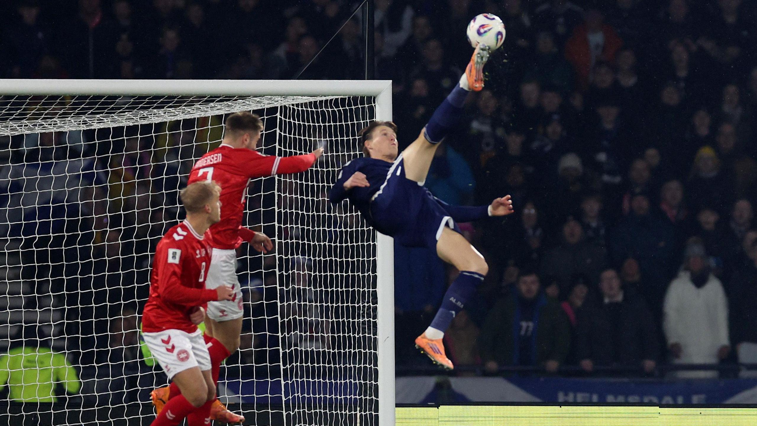 Tadhal McTominay an aghaidh na Dainmheirg