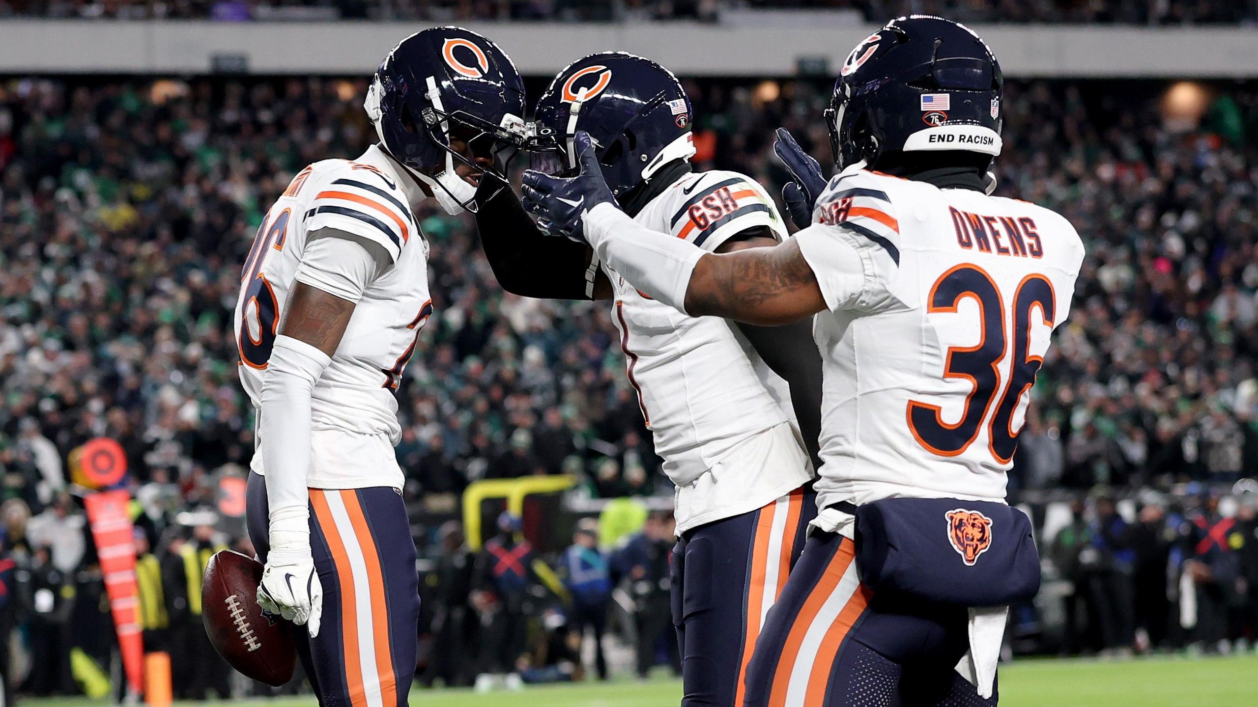 Chicago Bears players observe a turnover against nan Philadelphia Eagles