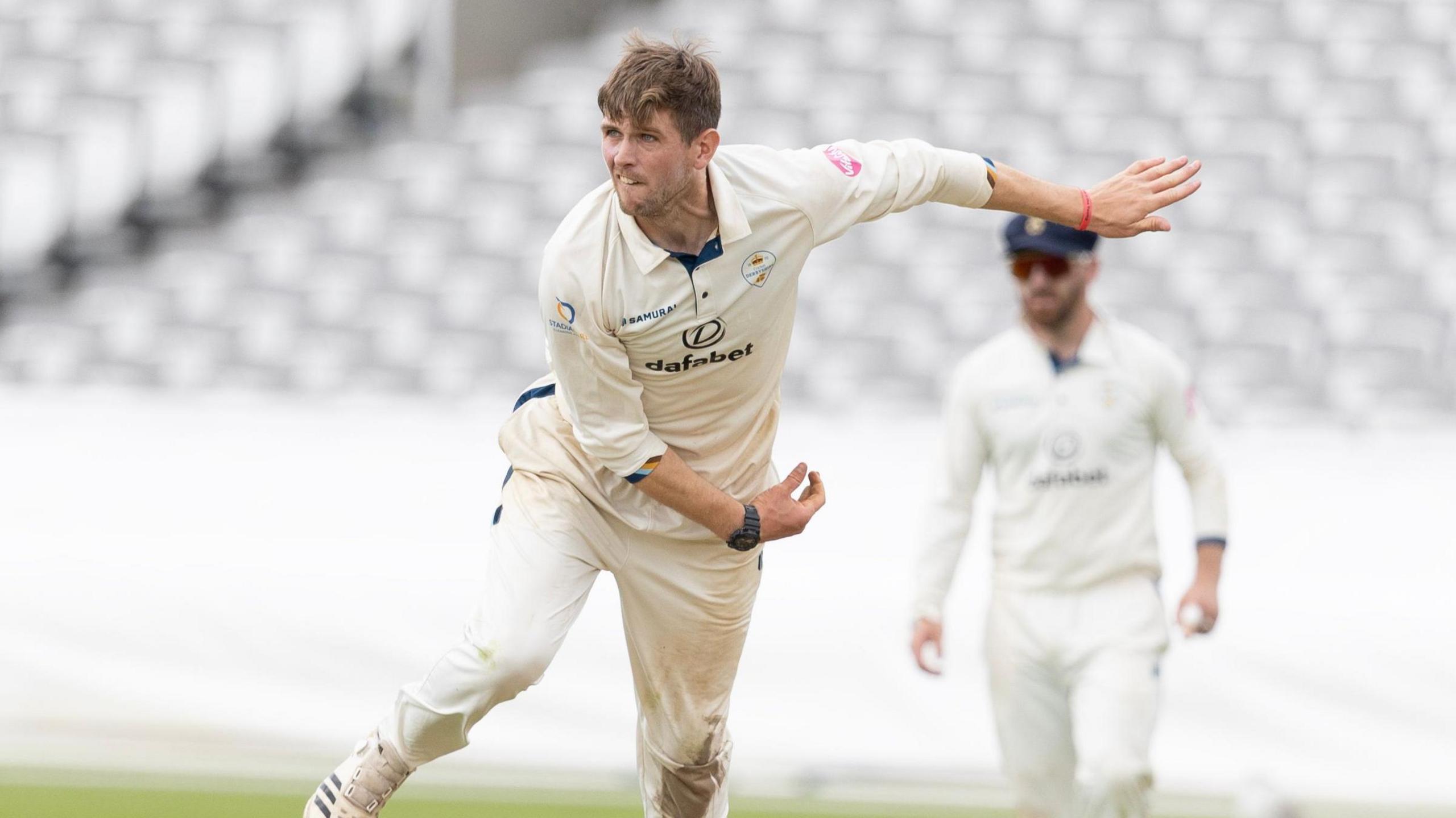 Alex Thomson bowling for Derbyshire in the County Championship