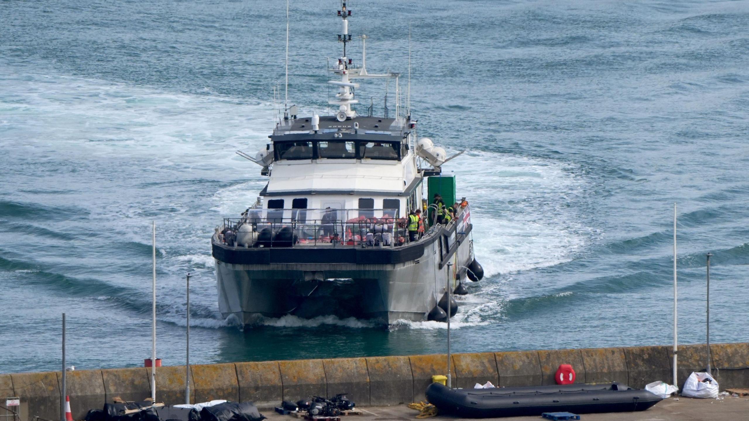 More than 600 migrants cross English Channel in single day - BBC News