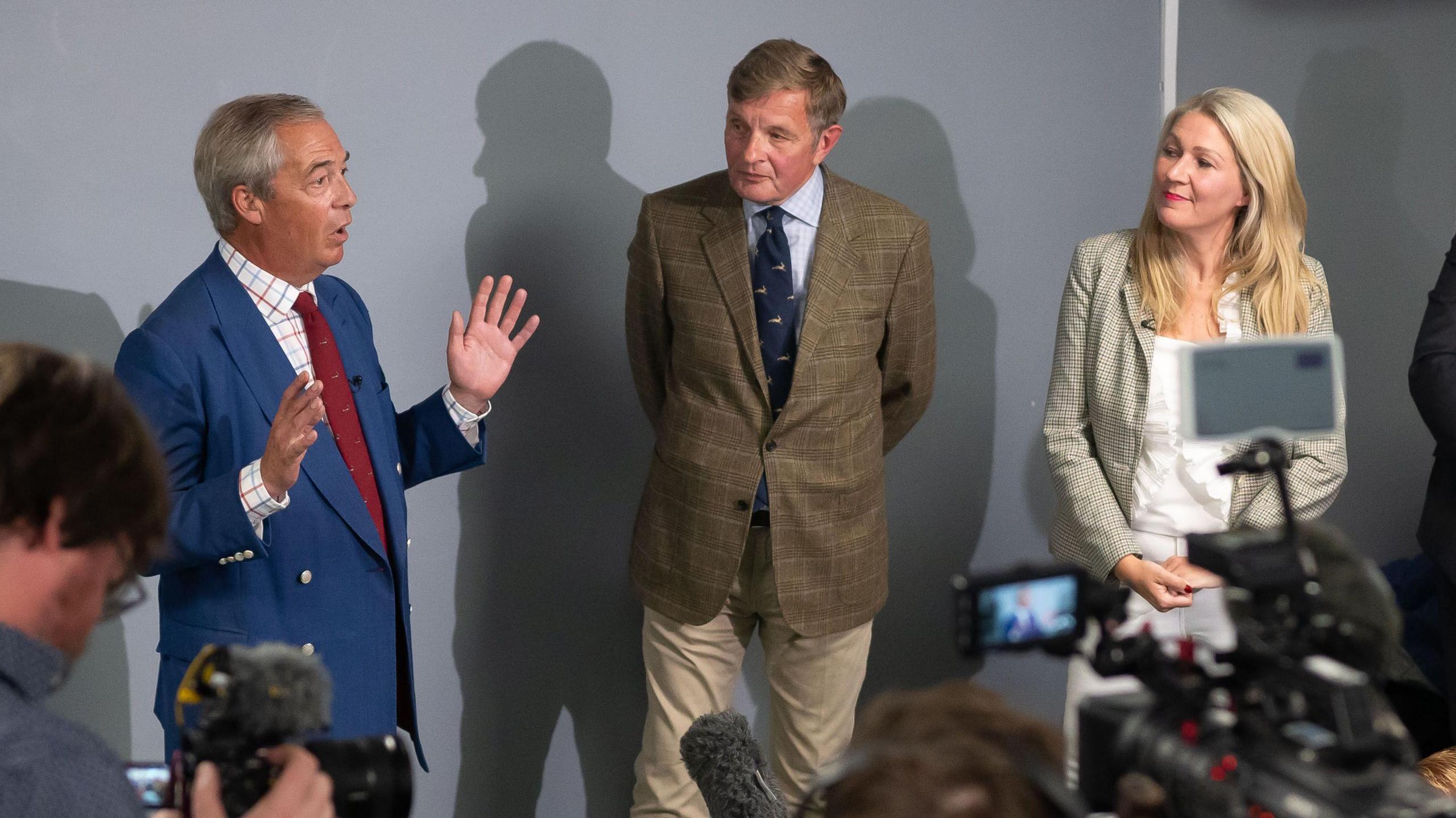 (chwith i'r dde) Nigel Farage, David Jones, Laura Anne Jones