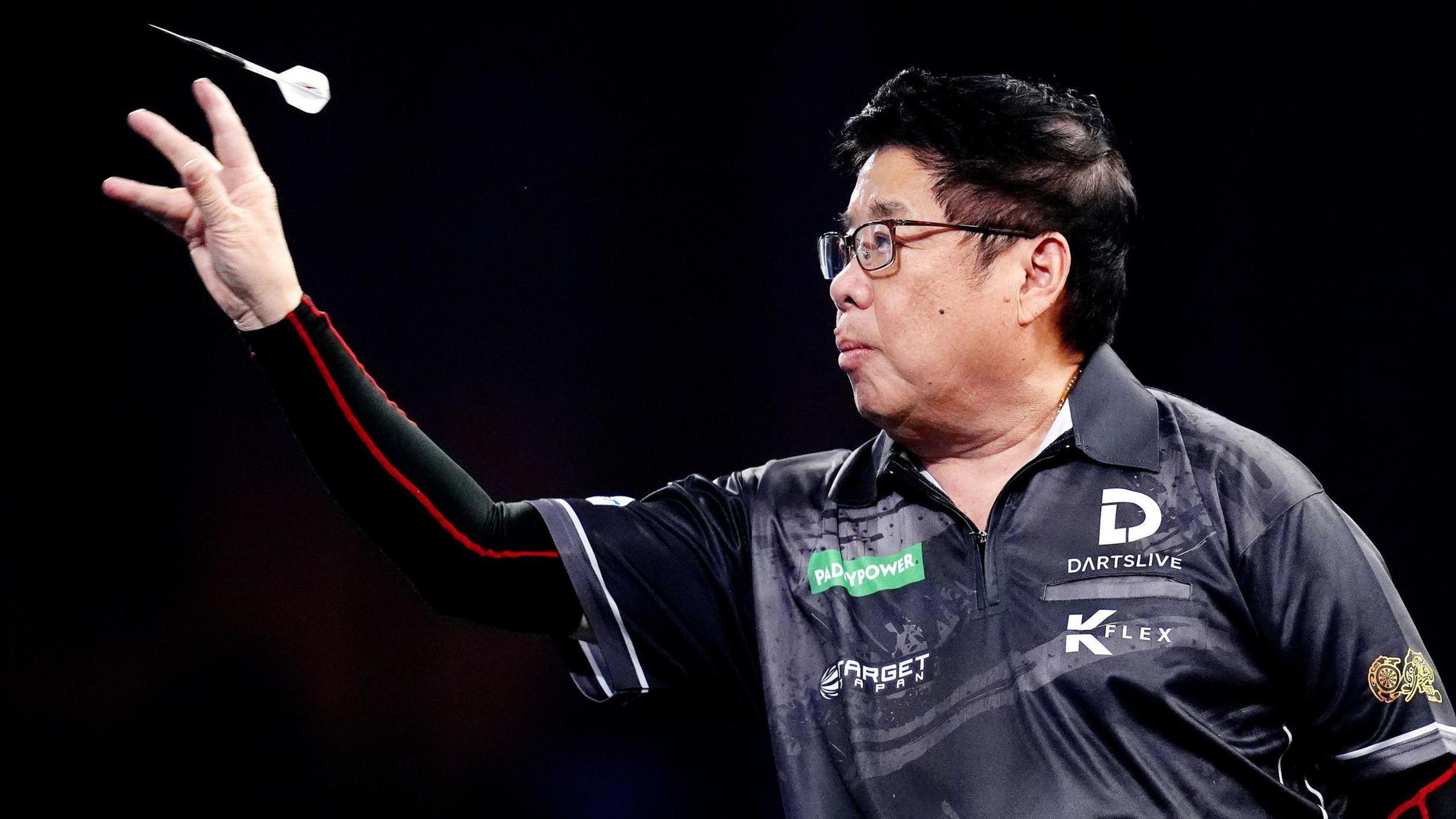 Paul Lim throws a dart