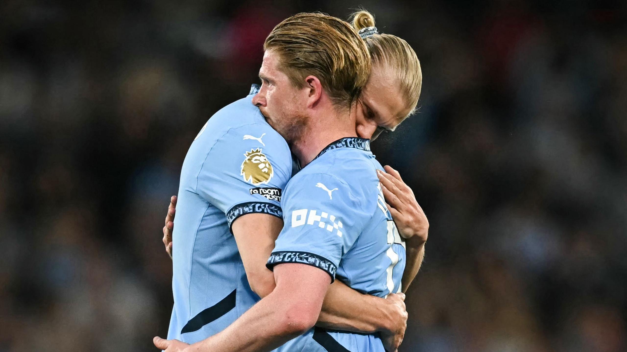 Haaland hugs De Bruyne as the Belgian walks off after being substituted
