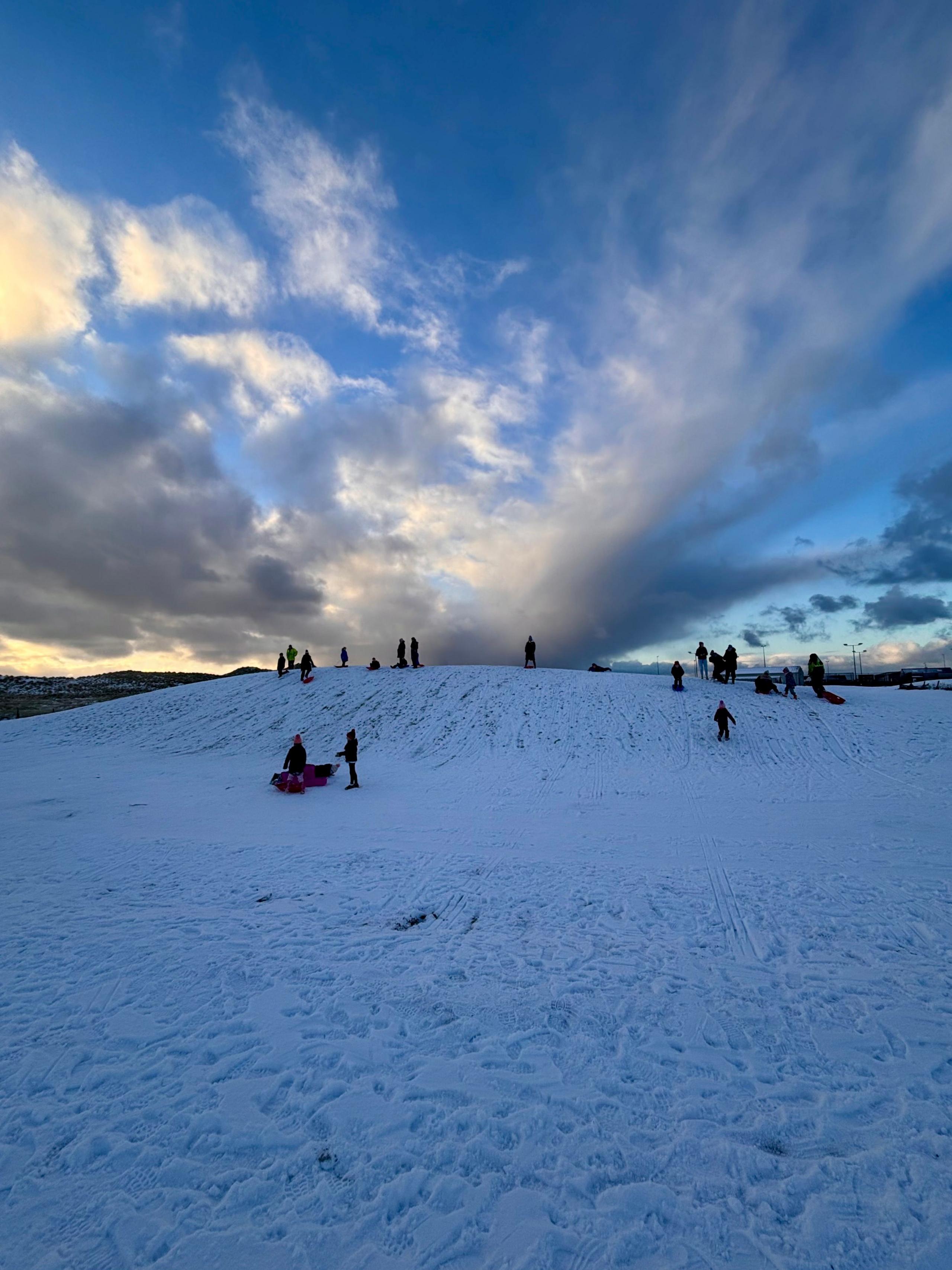 Daoine a' cluich san t-sneachd an Uibhist 