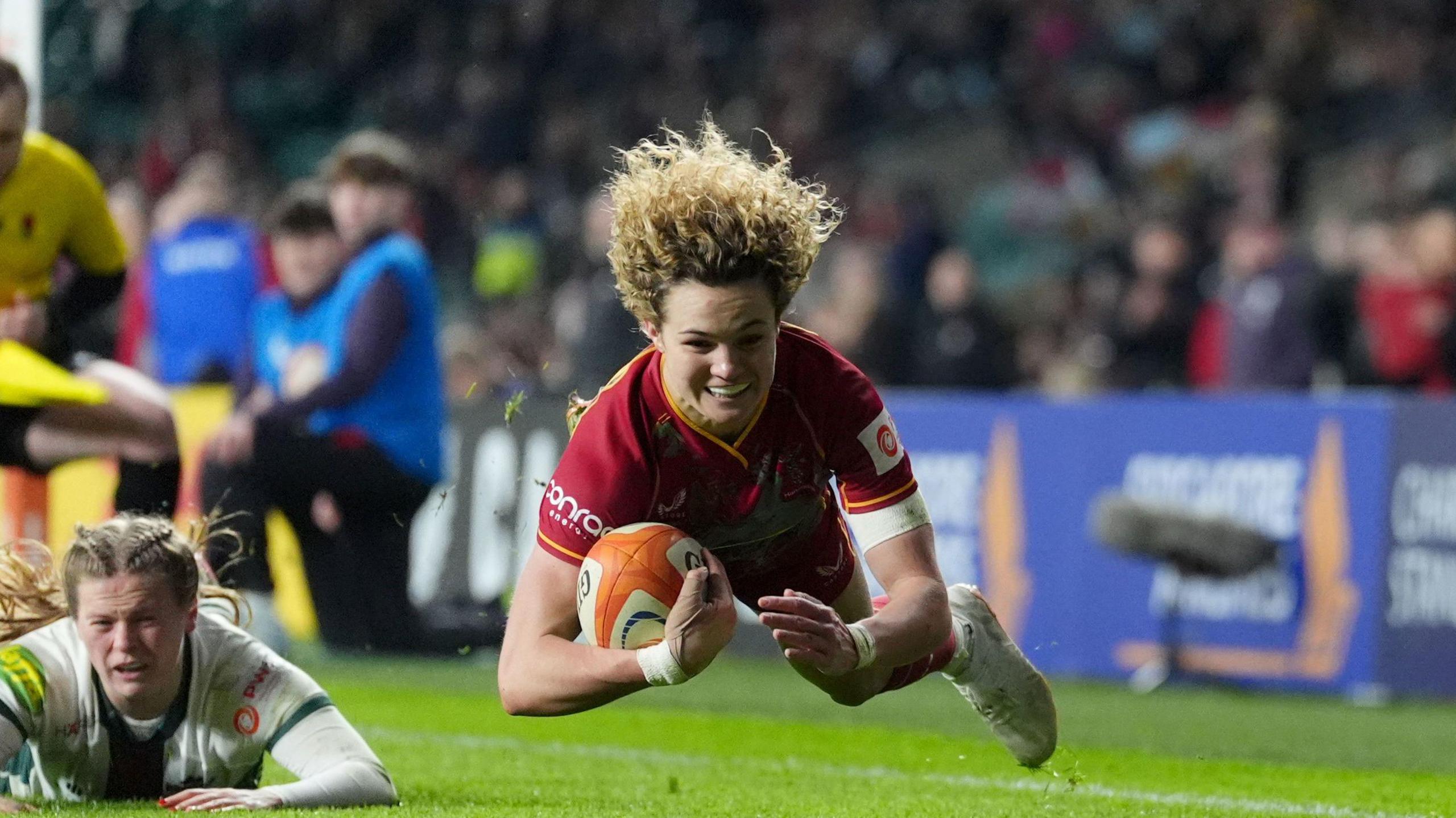 Ellie Kildunne dives over the line for her first try of the match against Leicester Tigers