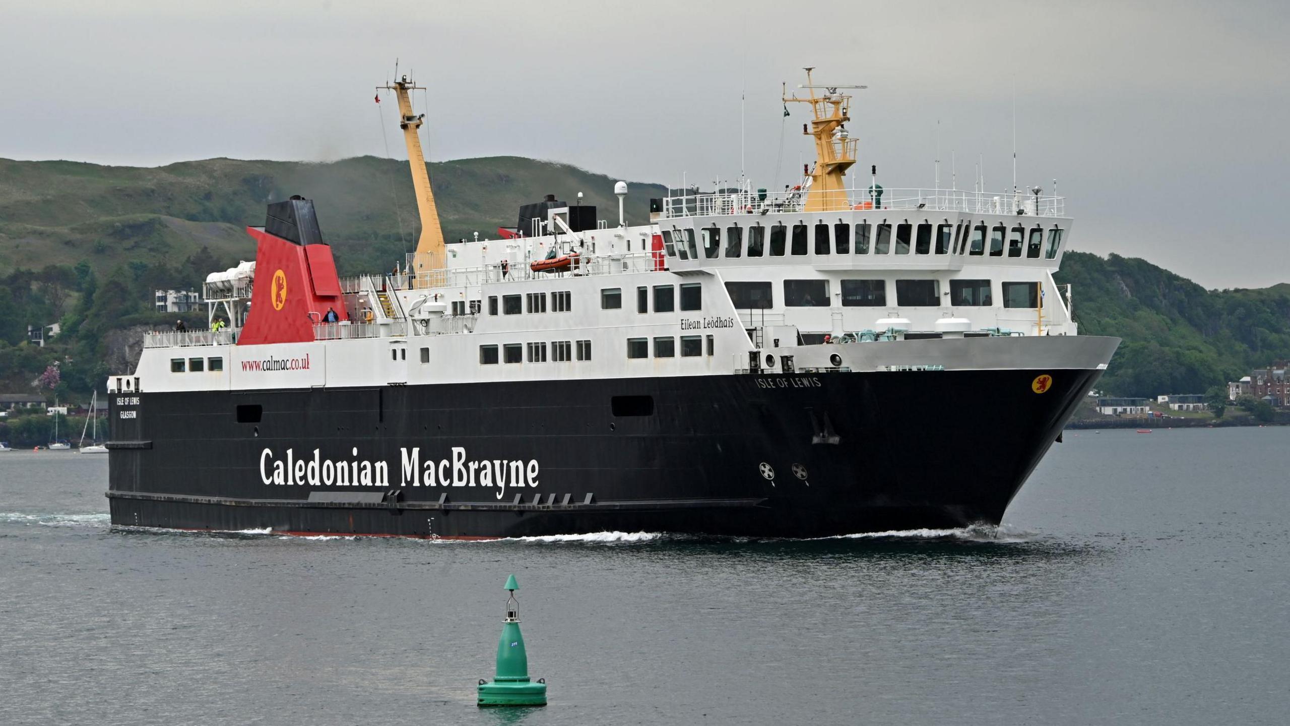 An MV Isle of Lewis a' seòladh