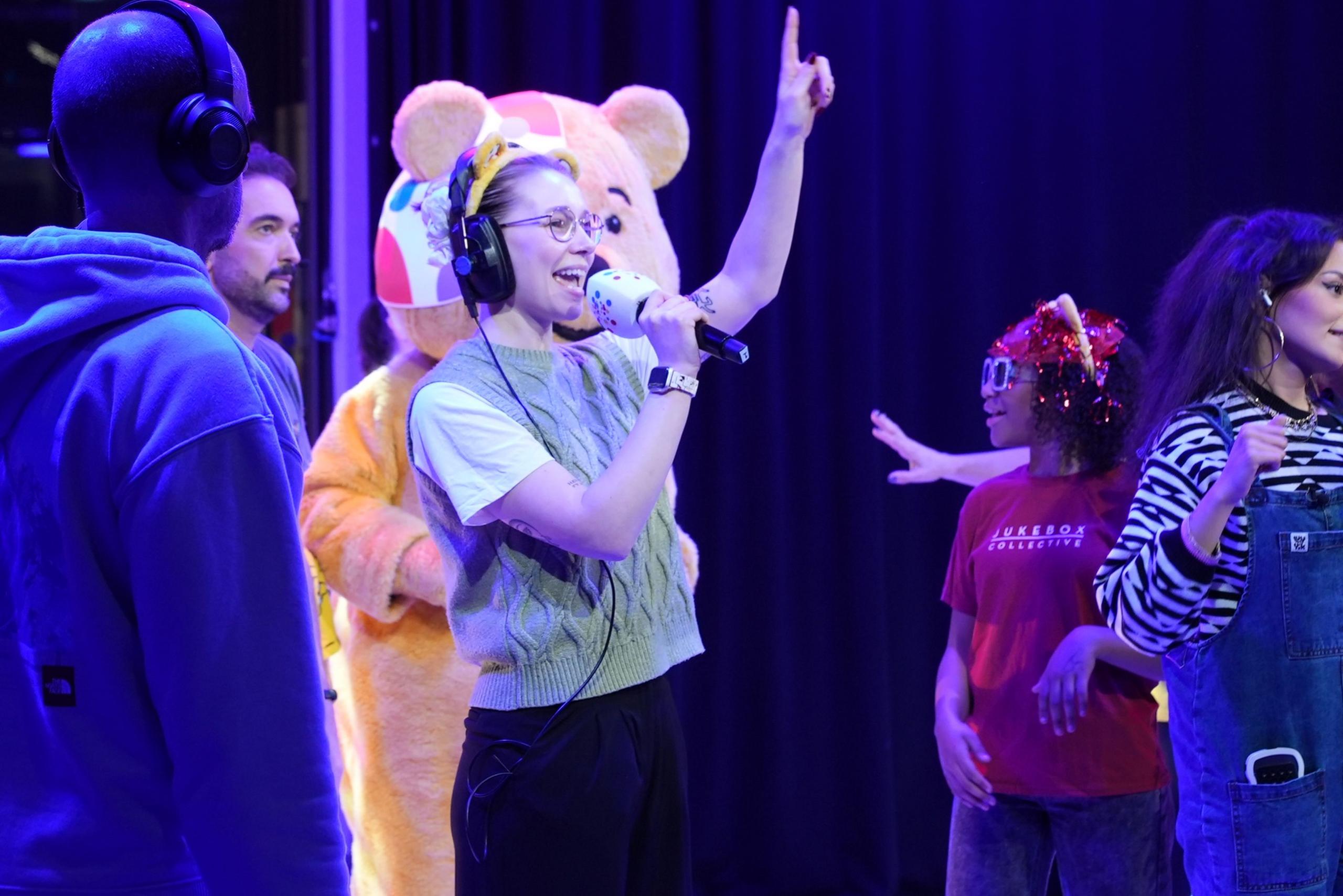 Molly Palmer yn arwain y dawnsio brynhawn dydd Iau