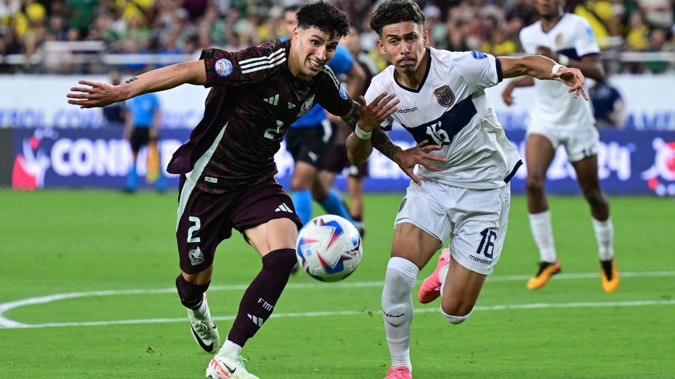 Mexico's Jorge Sanchez (left) and Ecuador's Jeremy Sarmiento battle for the ball