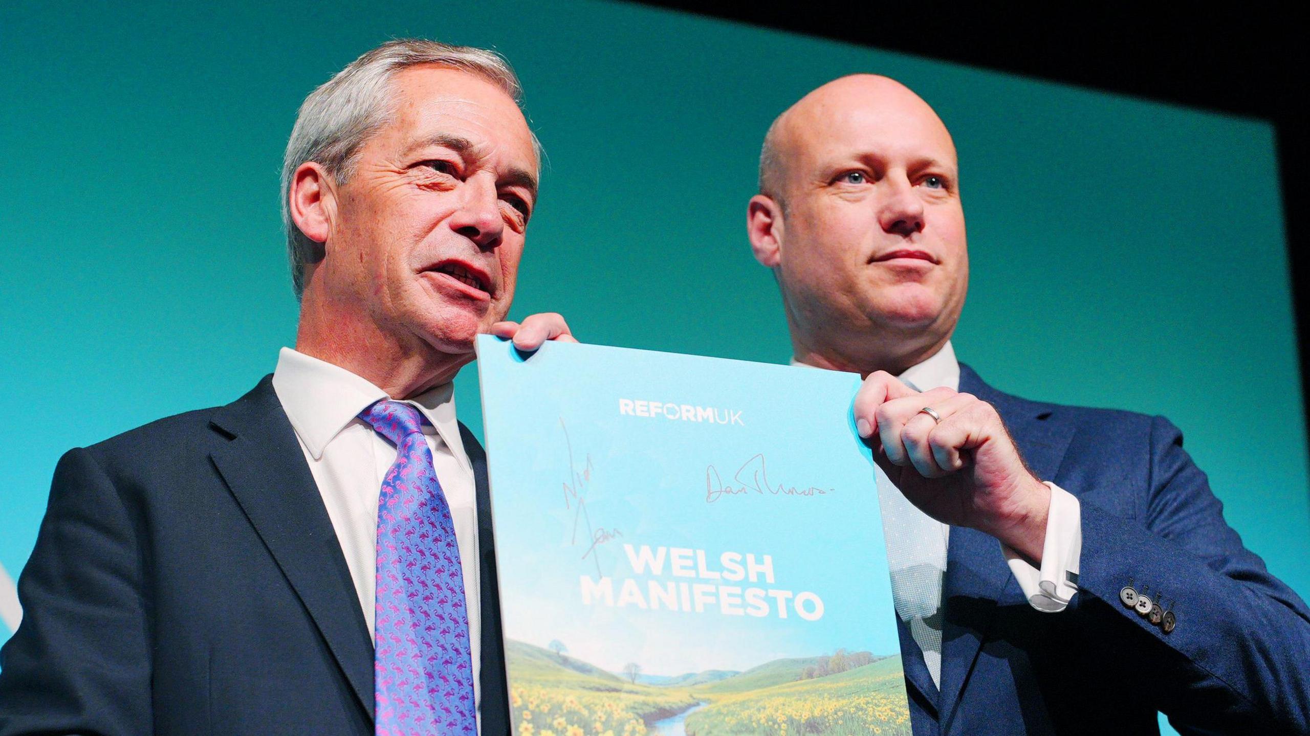 Atebodd Nigel Farage a Dan Thomas gwestiwn am yr iaith Gymraeg wrth lansio eu maniffesto at etholiad y Senedd