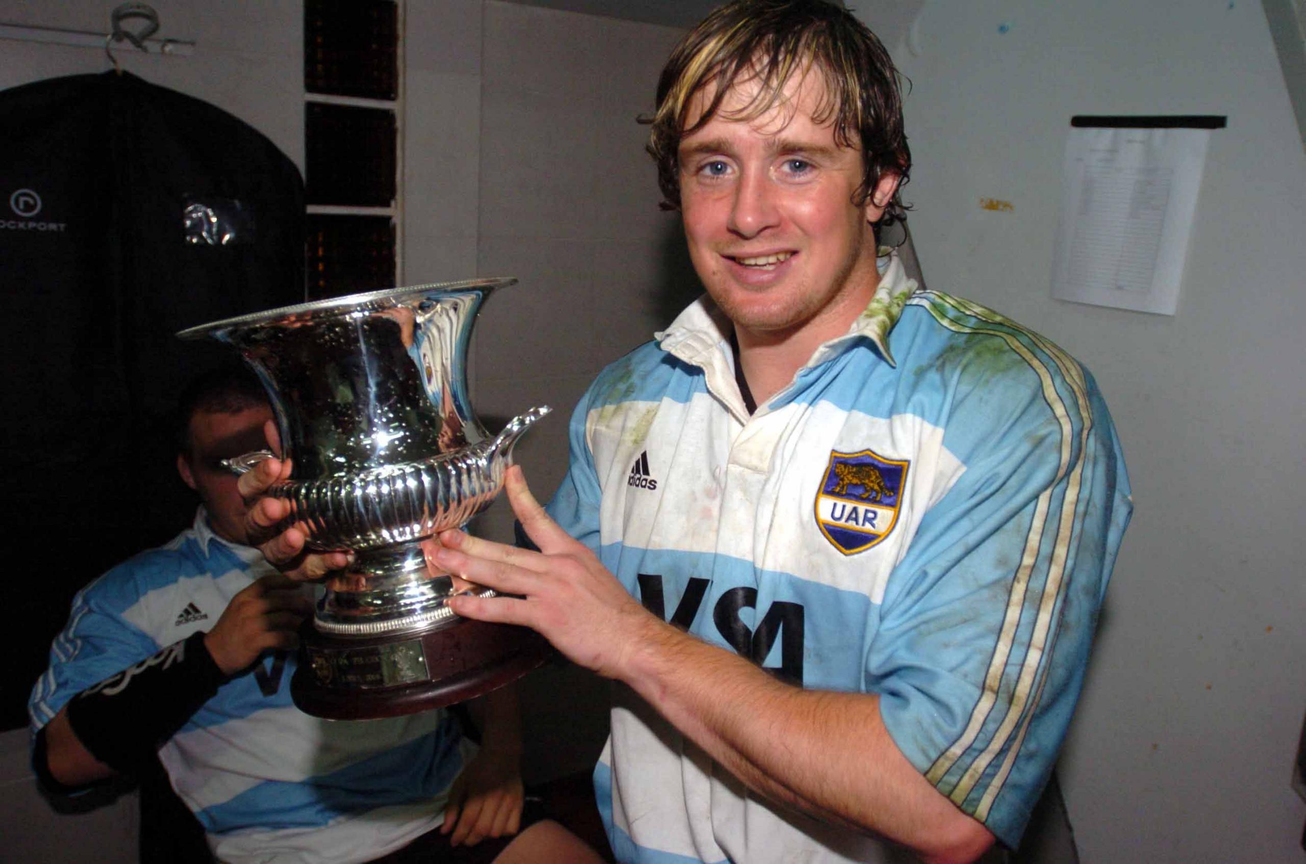 Shane Williams a'r tlws enillodd Cymru ar ol ennill yr ail Brawf yn 2004.