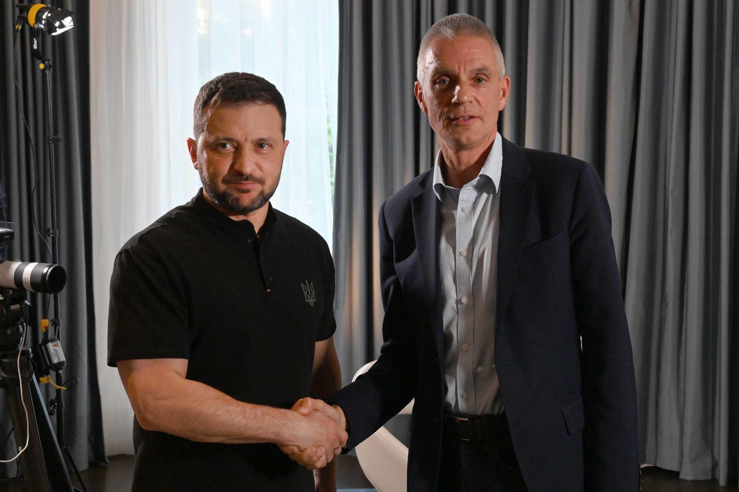 Tim Davie shakes hands with Ukrainian President Volodymyr Zelensky