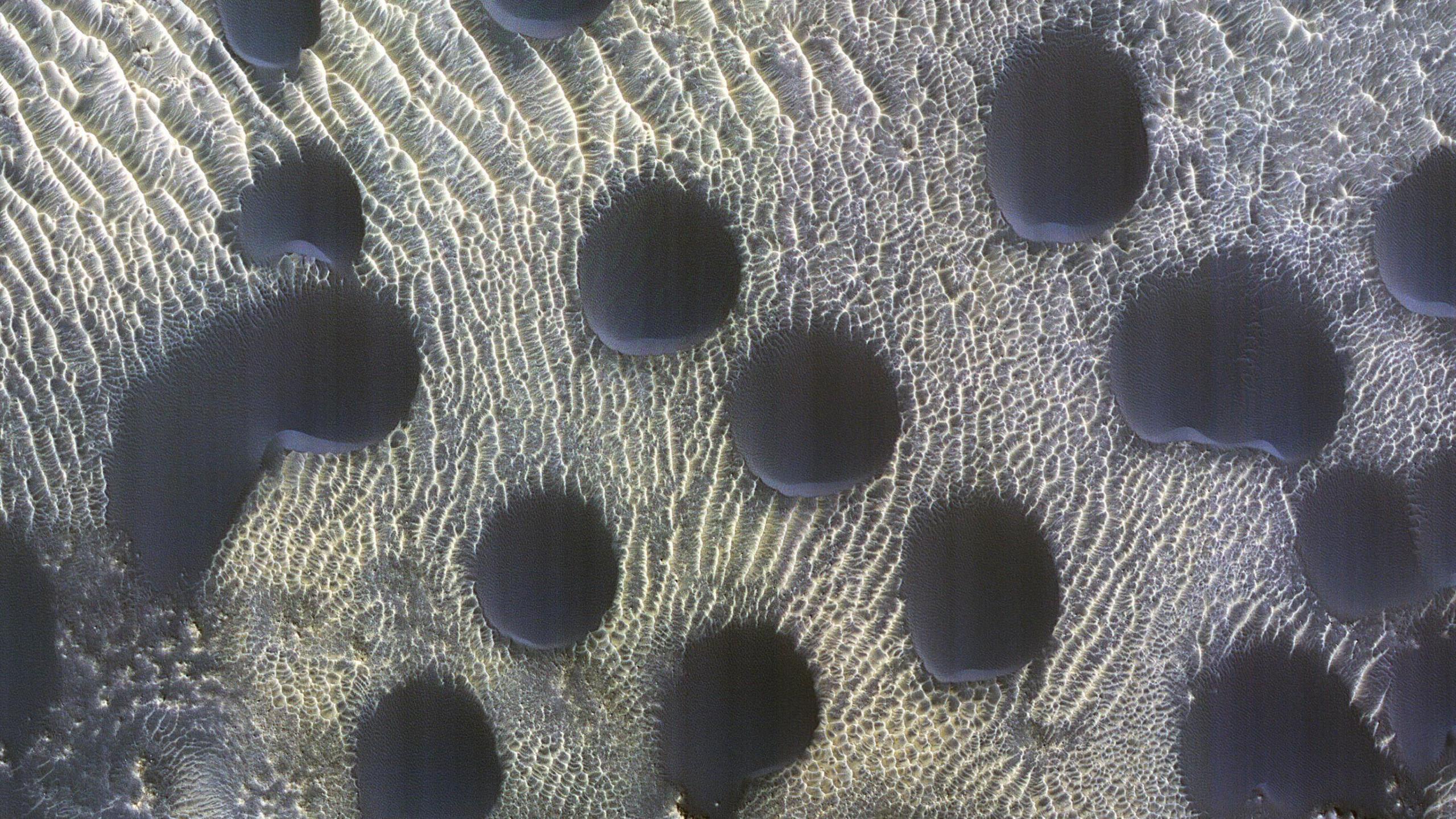 Circular sand dunes on Mars