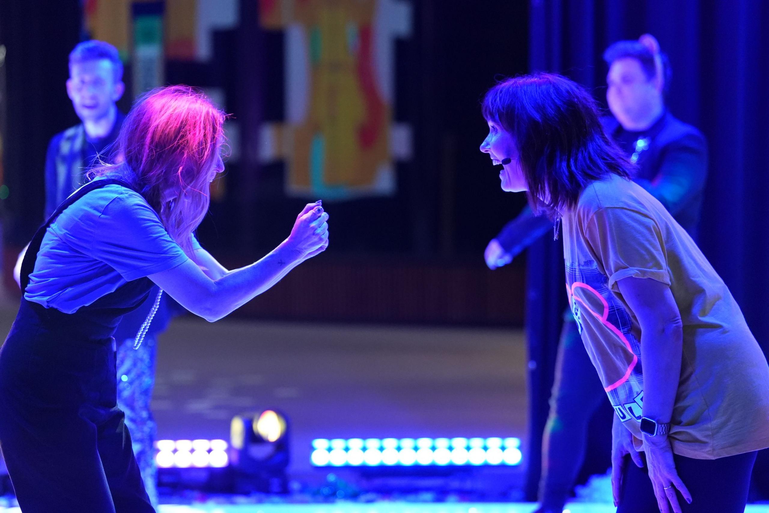 Un o uchafbwyntiau y Dawnsathon i Emma oedd ymweliad Non a Rachael, ei chyd-aelodau o grŵp Eden.