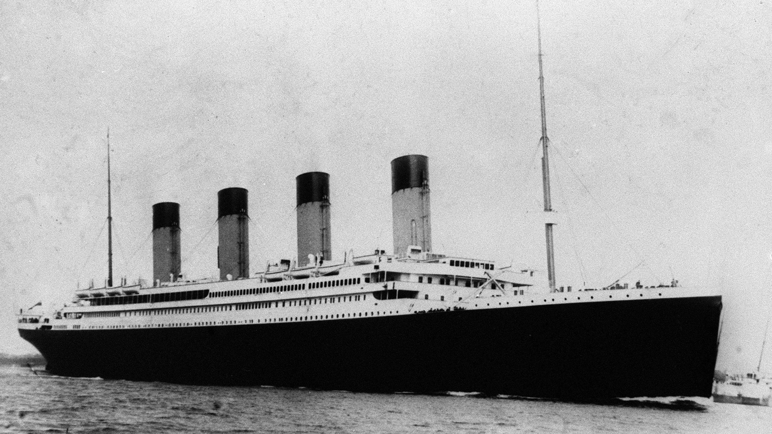 A black and white image of the SS Titanic ship 