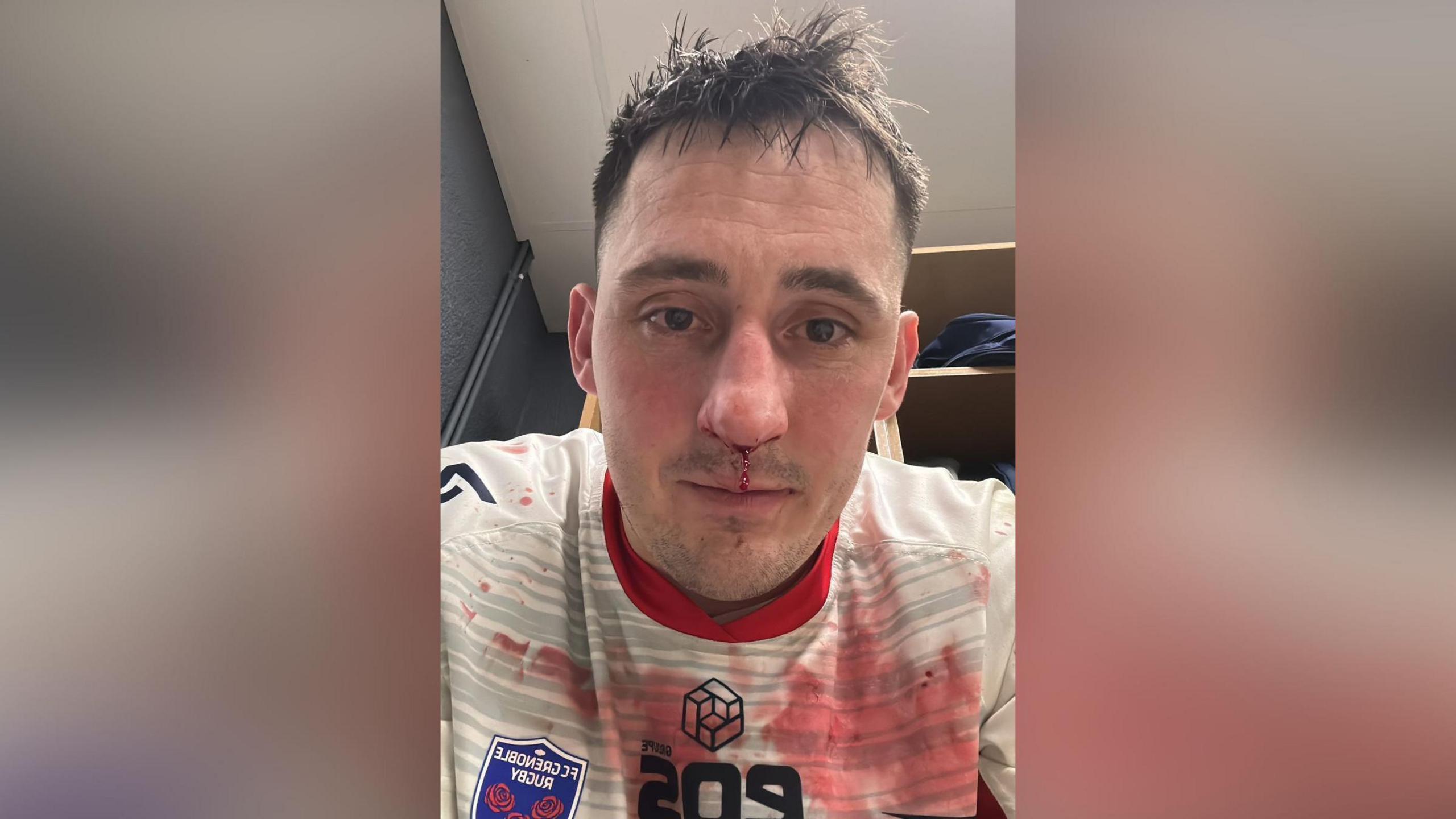 Sam Davies mewn crys clwb rygbi Grenoble 