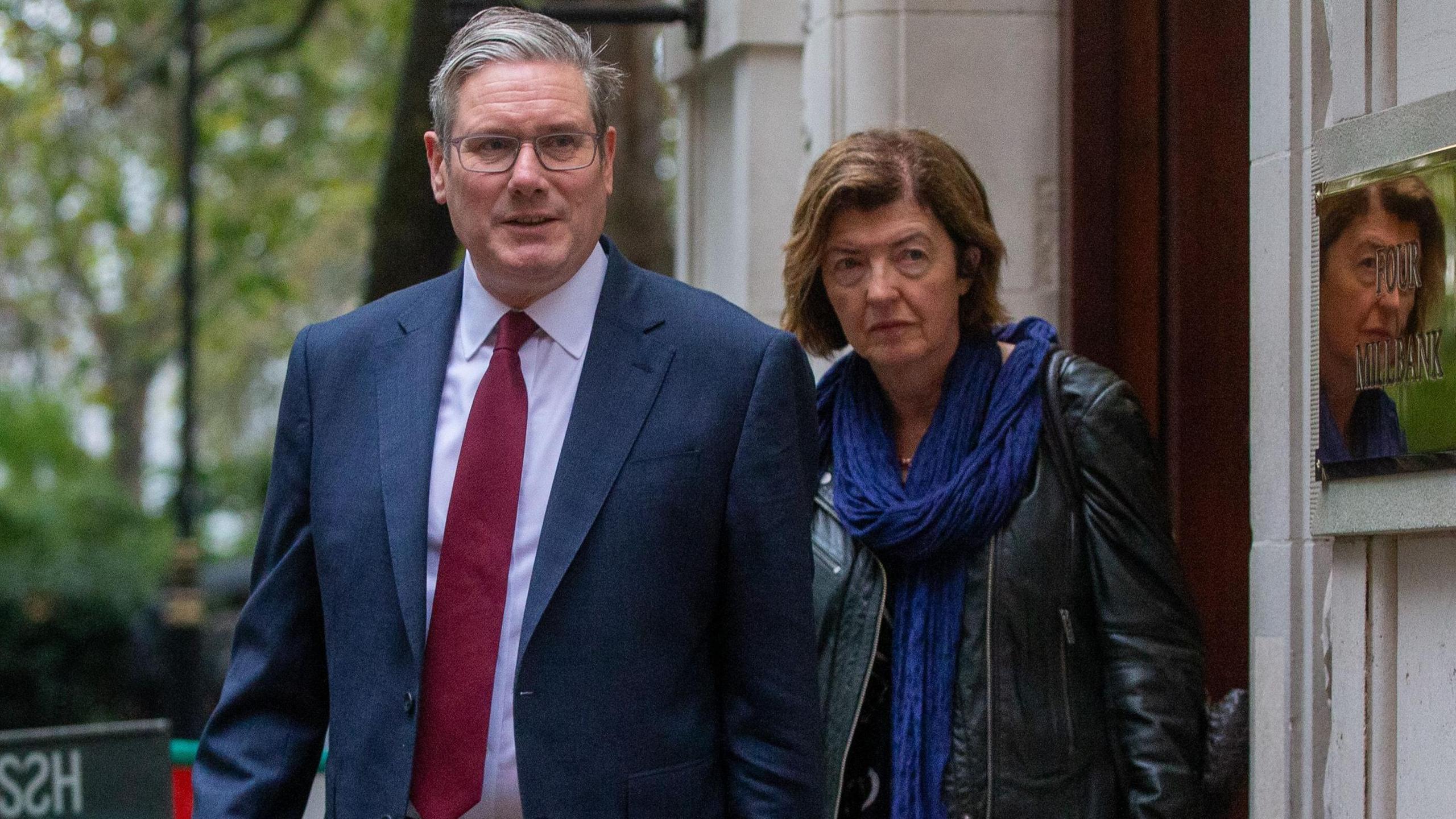 Sue Gray walking behind Sir Keir Starmer