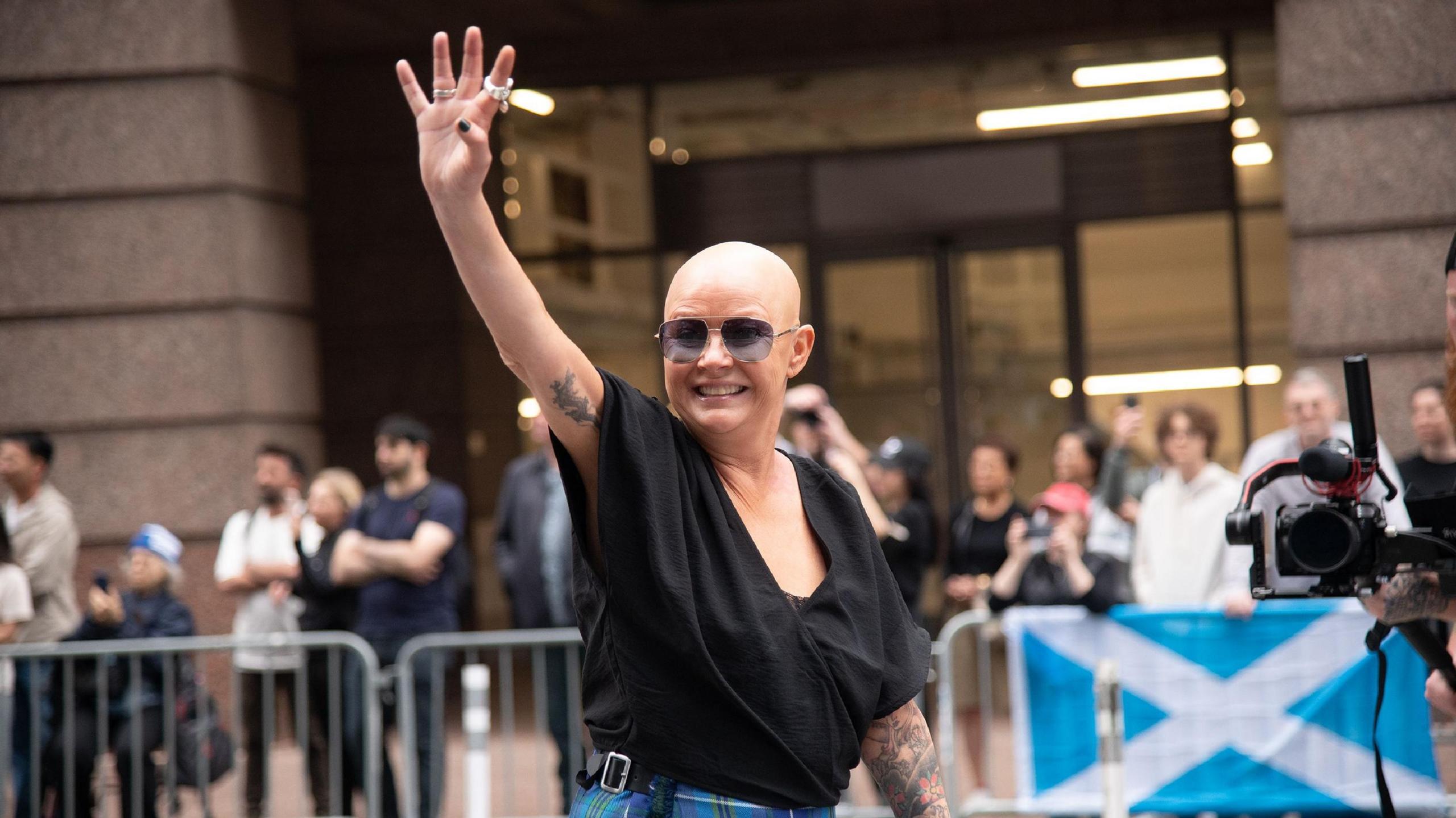 Gail Porter waving at a parade in New York