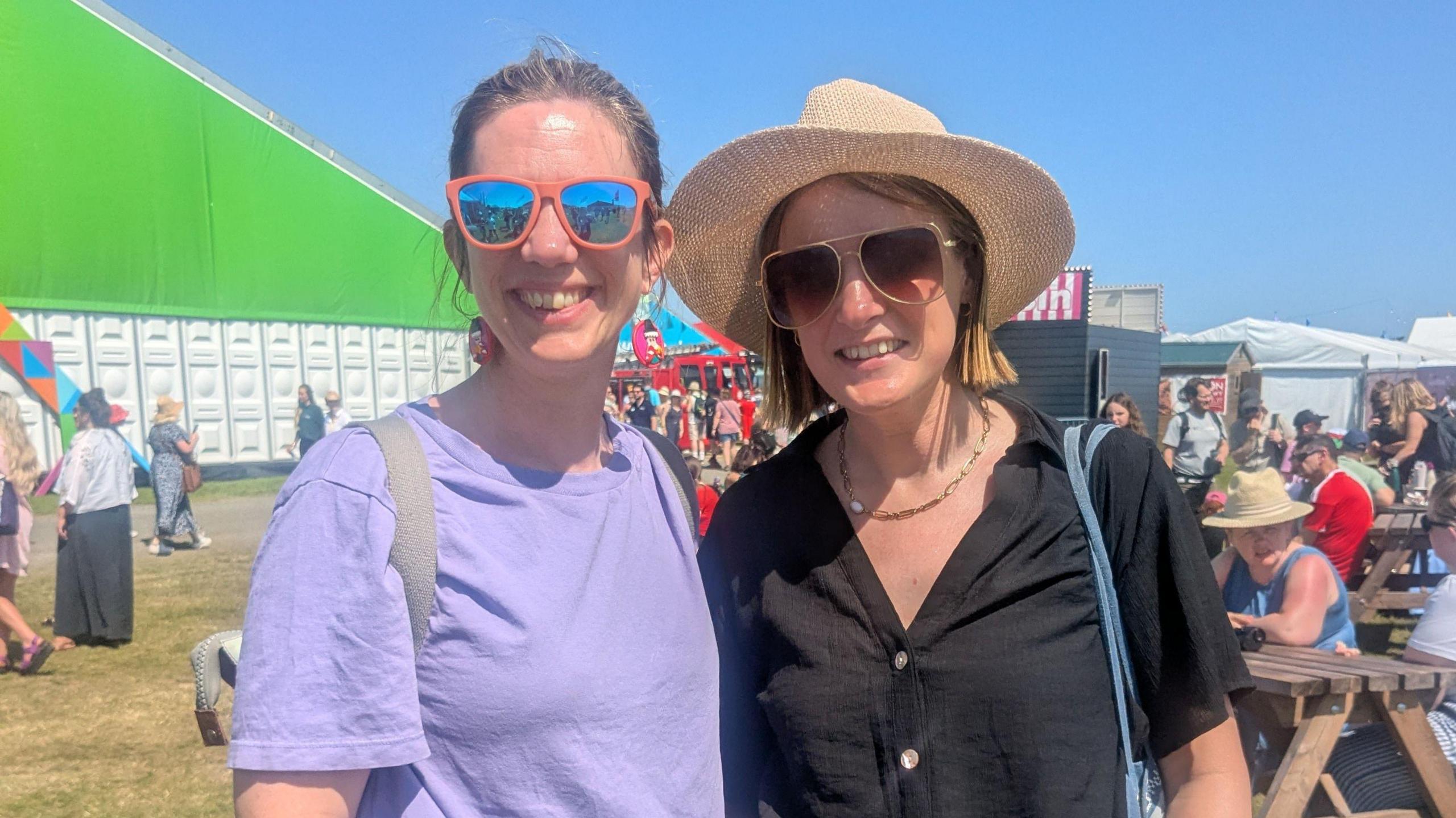 Llun o Rhian Collins a'i ffrind ar maes yr Eisteddfod