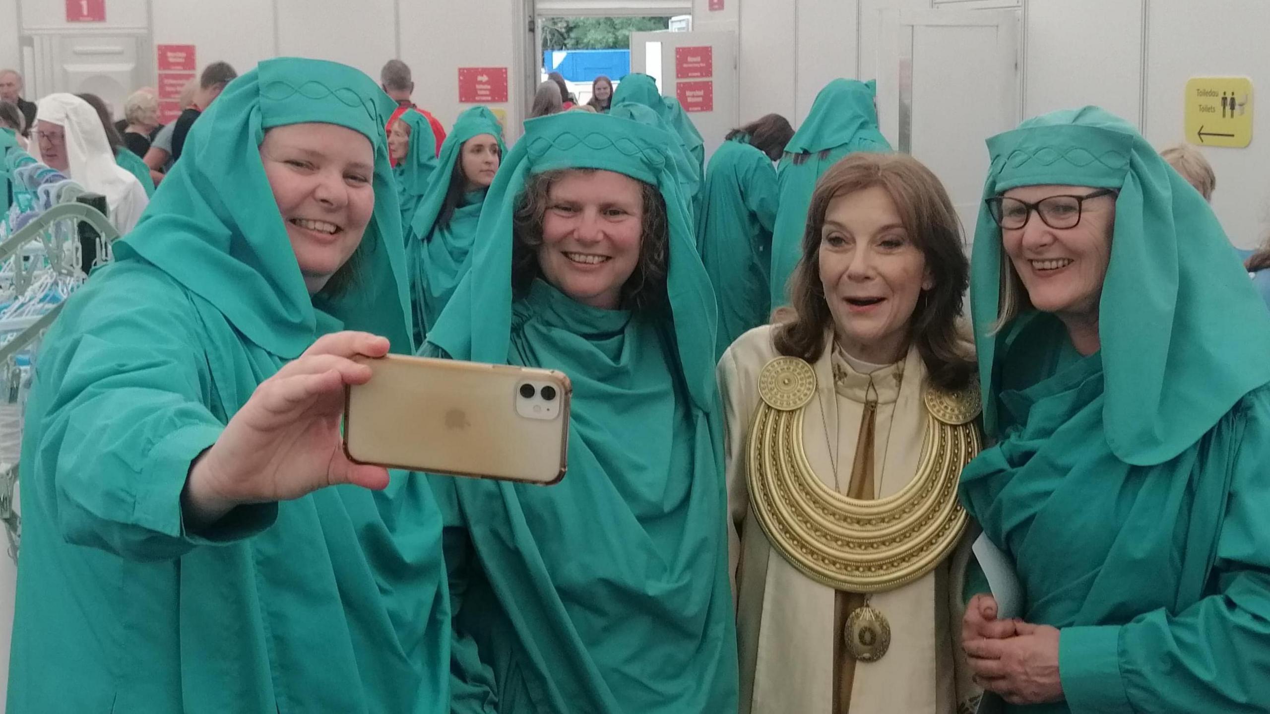 Yr Archdderwydd Mererid Hopwood a rhai aelodau o'r Orsedd