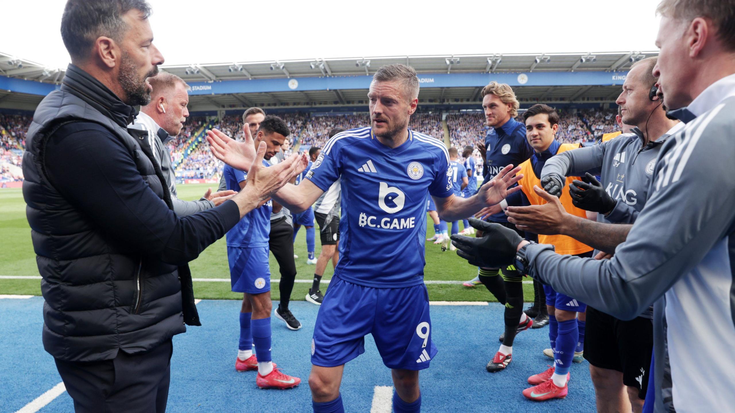Jamie Vardy is given a guard of honour