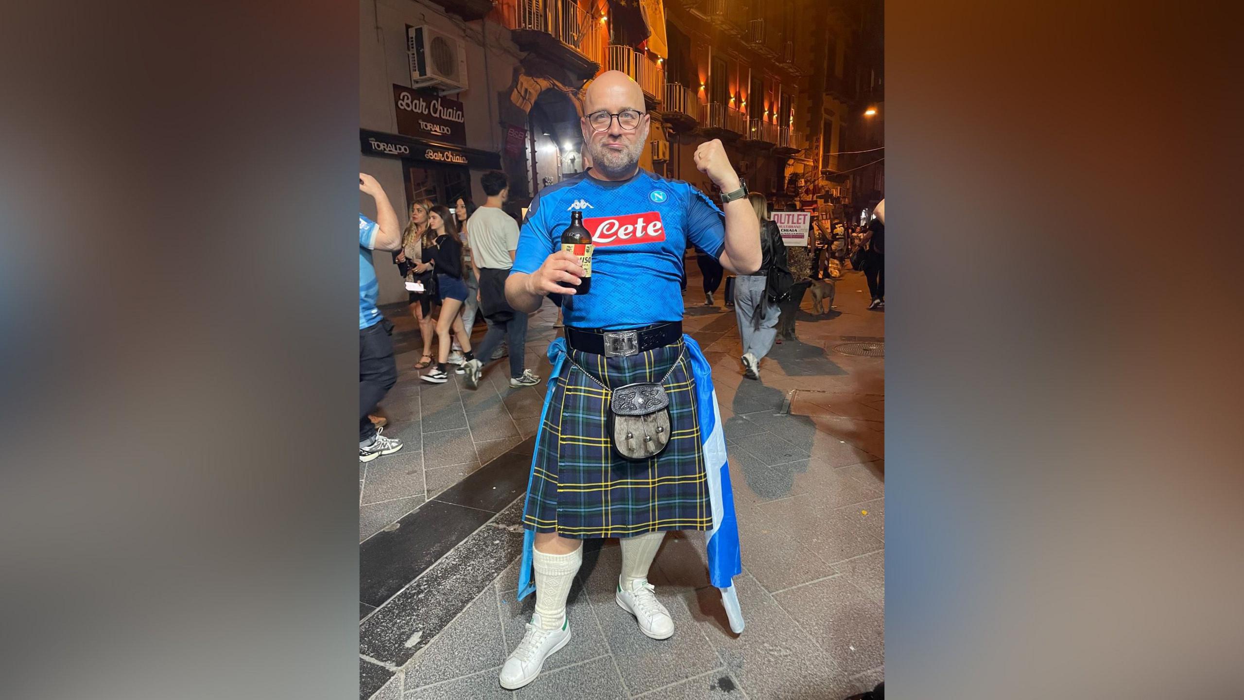 Alan Weir air sràidean Naples an oidhche a bhuannaich Napoli Serie A