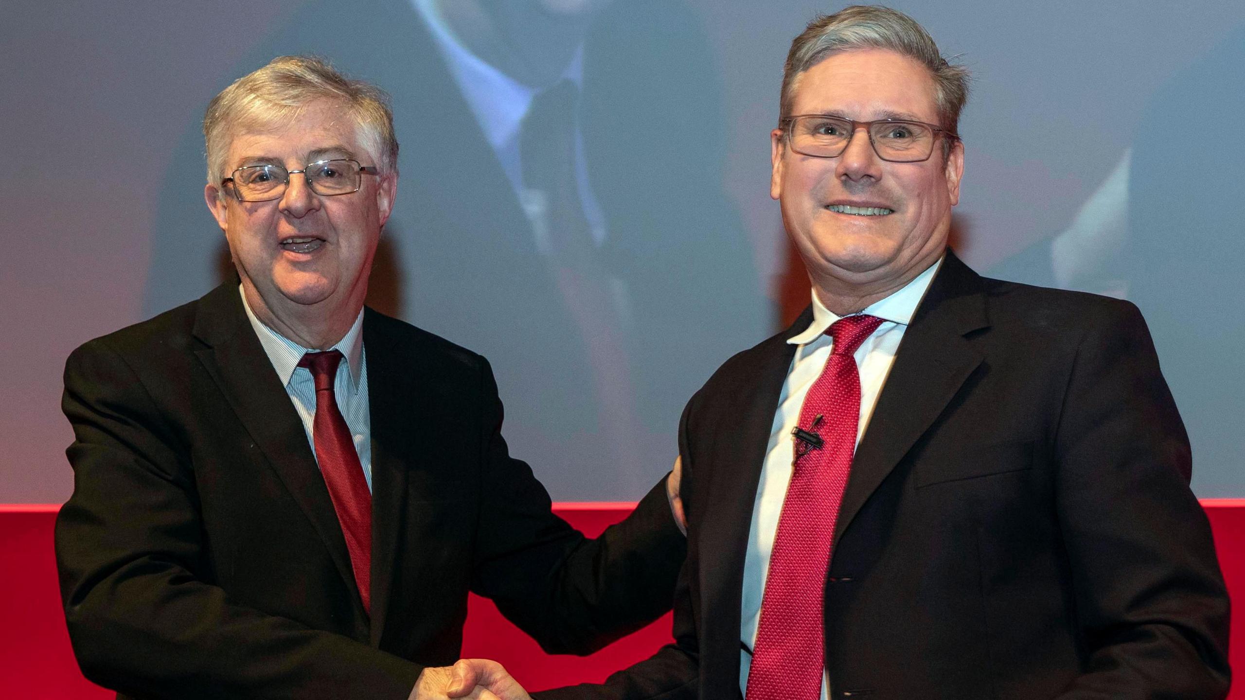 Mark Drakeford a Keir Starmer yng nghynhadledd Llafur Cymru yn Llandudno yn 2023