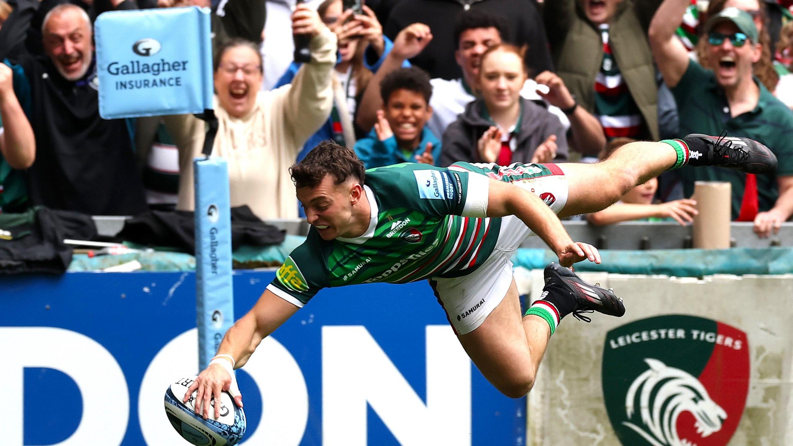 Adam Radwan scores a try