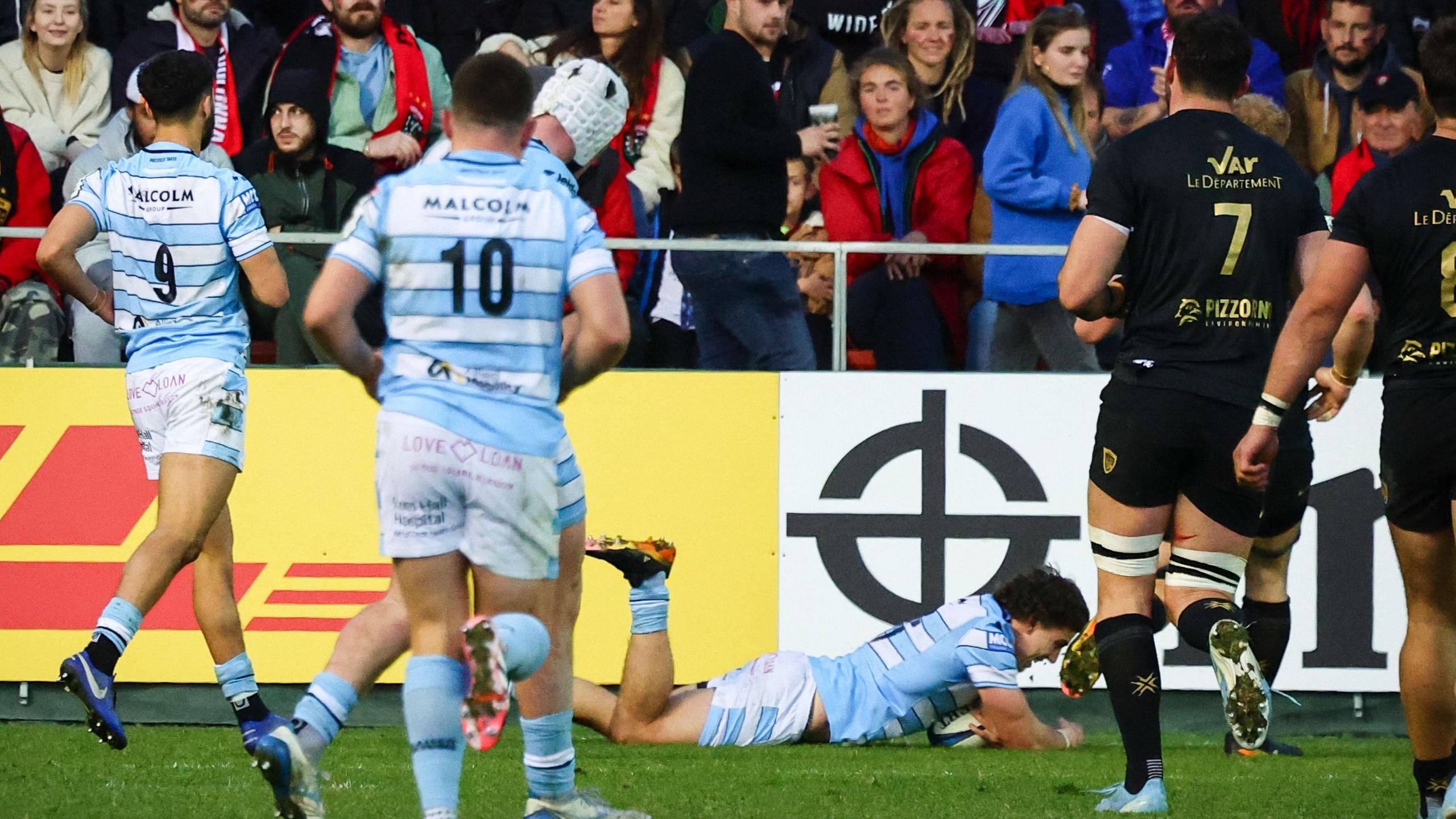 Josh McKay dives over to score Glasgow's second try of the game