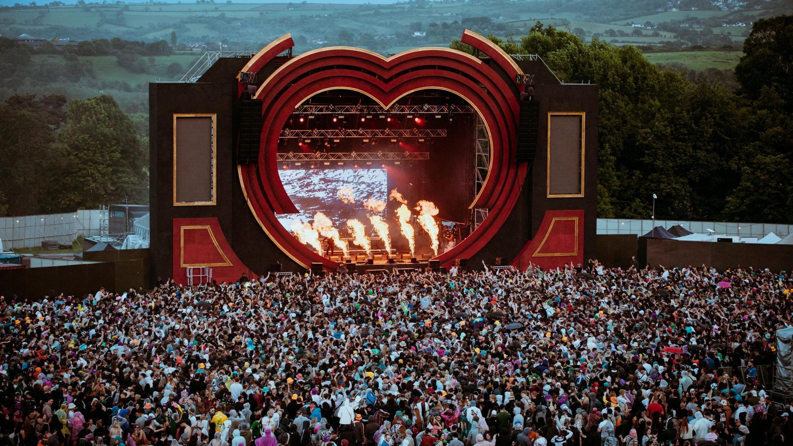 Thousands of festivalgoers in front of the main stage