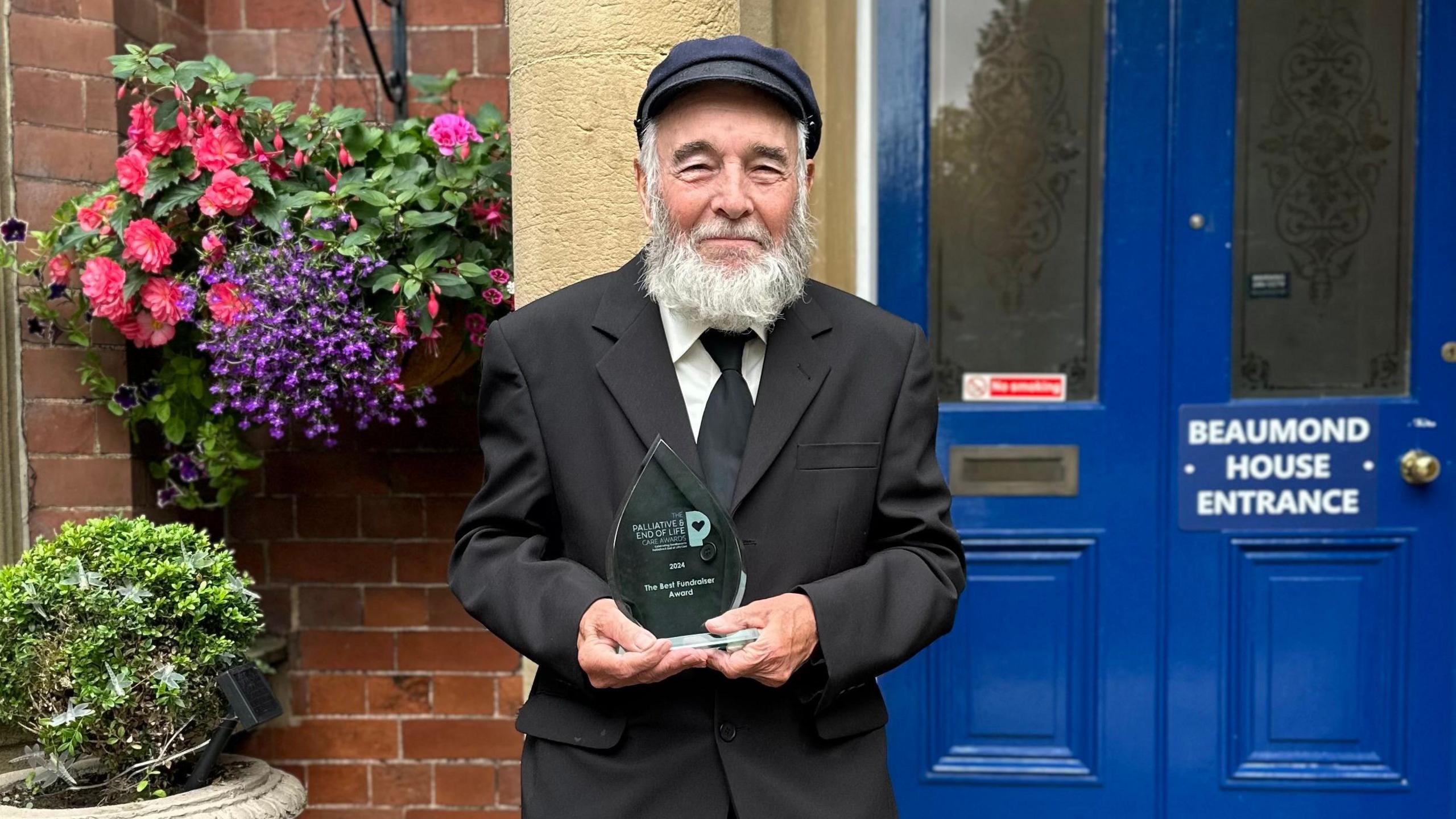 Les Reid holding his award