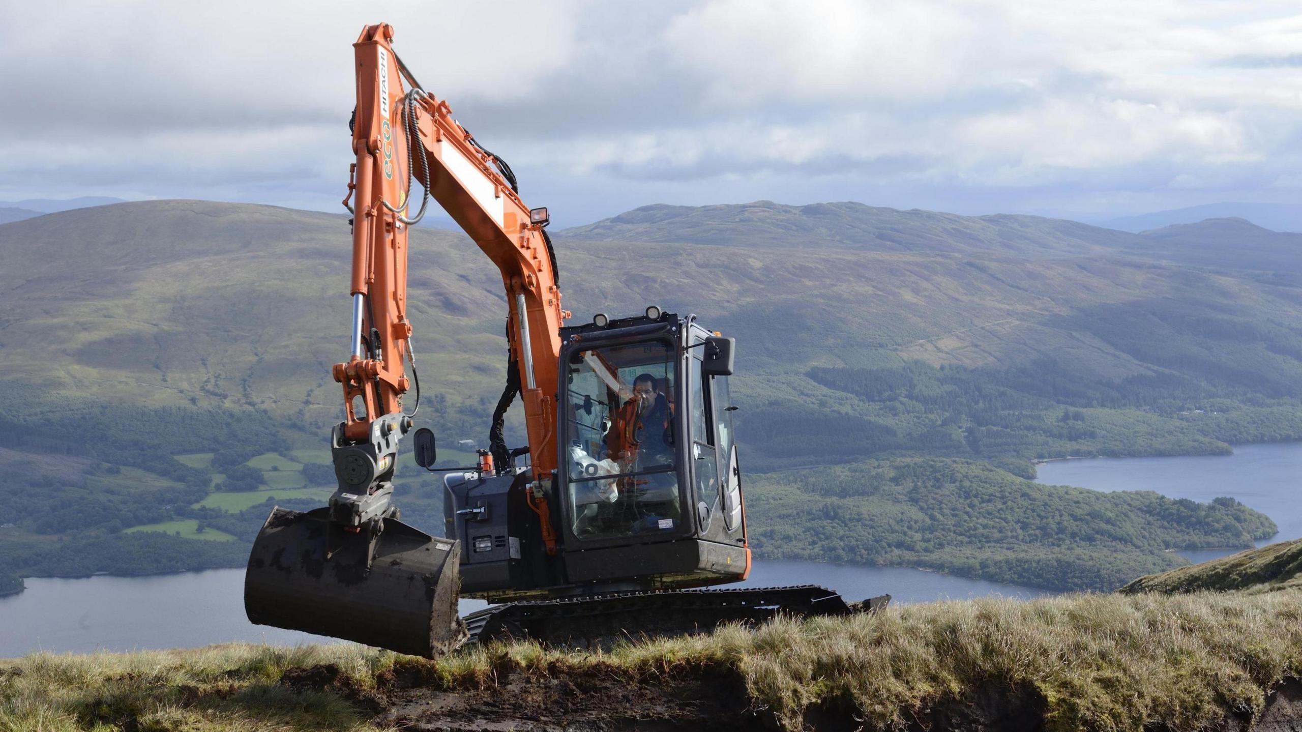 Obair ath-stèidheachaidh na mòintich a' dol air Oighreachd Lus