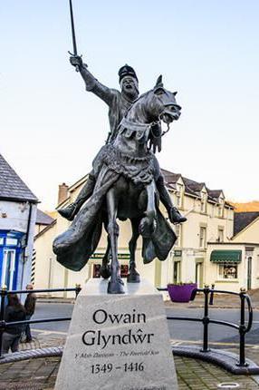 Cerflun o Owain Glyndŵr yng Nghorwen