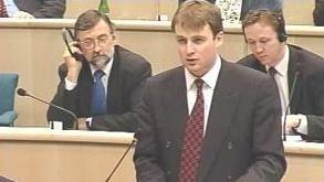 Alasdair Moireasdan a' bruidhinn sa Phàrlamaid ann an 2000