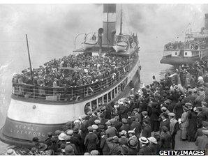 Australia-bound emigrants prepare to leave Liverpool, 1913