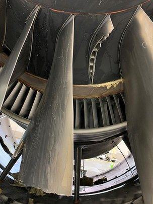 Damage to two fan blades in the engine of United Airlines Flight 328