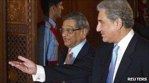 Pakistan Foreign Minister Shah Mehmood Qureshi (right) and Indian counterpart SM Krishna in Islamabad on 15 July 2010