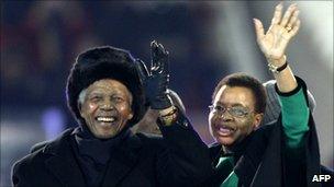 Nelson Mandela (left) and his wife Graca Machel (right)