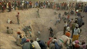 Groups of miners in the diamond fields in Marange (Archive photo)