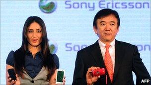 Kareena Kapoor and Hirokazu Ishizuka with phones