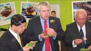 Minister Counsellor Zhou Xiaoming, First Minister Carwyn Jones and HCC chair Rees Roberts