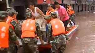 Soldiers rescue a stranded man in Guang'an