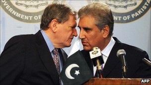 Pakistan Foreign Minister Shah Mehmood Qureshi (R) and Richard Holbrooke US special envoy for Afghanistan and Pakistan, during a joint news conference at the foreign ministry in Islamabad on 7 April 2009