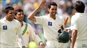 Pakistan celebrate after Umar Gul hits the winning run against Australia