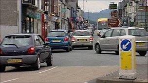 Traffic travelling through the centre of Porthmadog