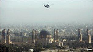 A US military helicopter flies over Baghdad (October 2007)