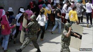 Police confront factory workers in Phnom Penh, Cambodia (27 July 2010)